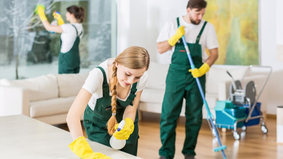 Servicio de limpieza con equipo profesional durante el trabajo.